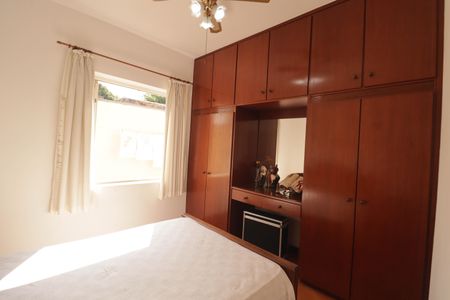 Casa à venda com 180m², 3 quartos e 2 vagas Casa à venda com 180m², 3 quartos e 2 vagasQuarto 2