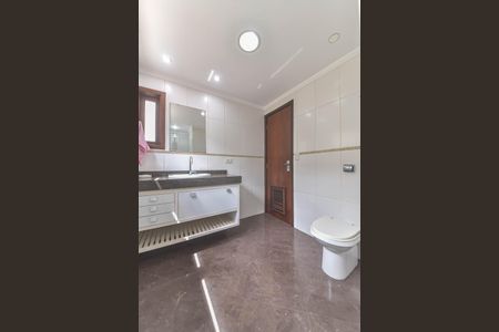 Casa para alugar com 417m², 4 quartos e 5 vagasBanheiro da Suíte 1