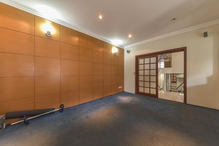 Casa para alugar com 417m², 4 quartos e 5 vagasSala de TV