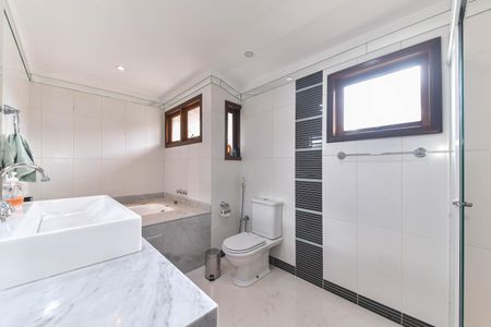 Casa para alugar com 417m², 4 quartos e 5 vagasBanheiro da Suíte 4
