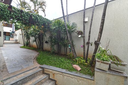 Casa para alugar com 417m², 4 quartos e 5 vagasQuintal