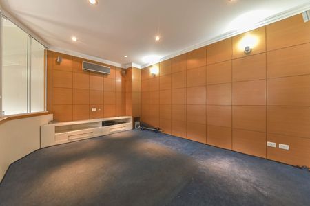 Casa para alugar com 417m², 4 quartos e 5 vagasSala de TV