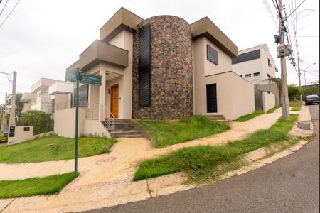 Casa de condomínio à venda com 402m², 3 quartos e 2 vagas Casa de condomínio à venda com 402m², 3 quartos e 2 vagasFachada