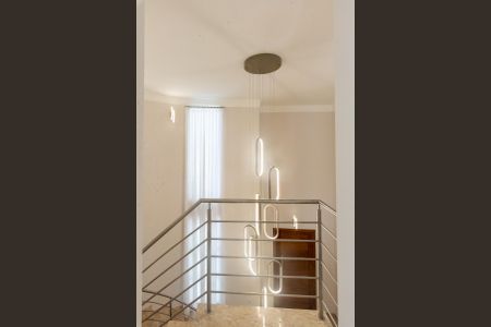 Casa de condomínio à venda com 402m², 3 quartos e 2 vagas Casa de condomínio à venda com 402m², 3 quartos e 2 vagasEscada