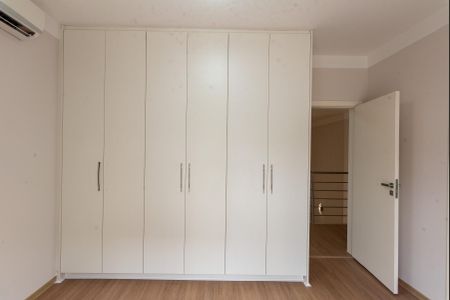 Casa de condomínio à venda com 402m², 3 quartos e 2 vagas Casa de condomínio à venda com 402m², 3 quartos e 2 vagasSuíte 3