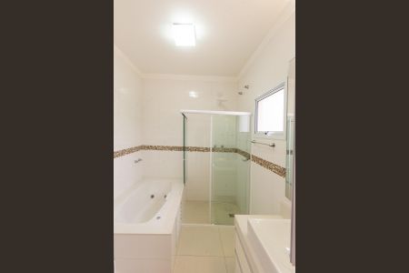 Casa de condomínio à venda com 402m², 3 quartos e 2 vagas Casa de condomínio à venda com 402m², 3 quartos e 2 vagasBanheiro da suíte 2