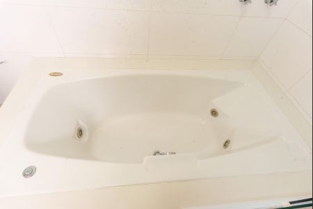 Casa de condomínio à venda com 402m², 3 quartos e 2 vagas Casa de condomínio à venda com 402m², 3 quartos e 2 vagasBanheiro da suíte 2