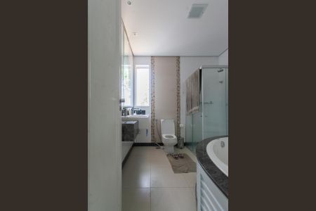 Casa de condomínio para alugar com 310m², 3 quartos e 4 vagas Casa de condomínio para alugar com 310m², 3 quartos e 4 vagasBanheiro da Suíte