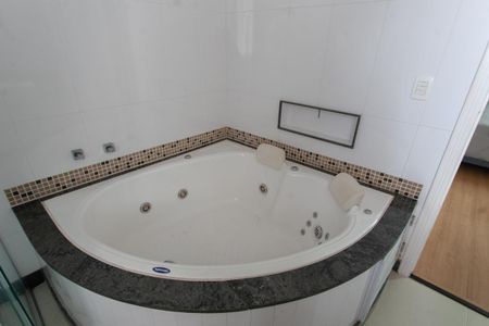 Casa de condomínio para alugar com 310m², 3 quartos e 4 vagas Casa de condomínio para alugar com 310m², 3 quartos e 4 vagasBanheiro da Suíte