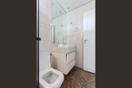 Casa de condomínio para alugar com 310m², 3 quartos e 4 vagas Casa de condomínio para alugar com 310m², 3 quartos e 4 vagasBanheiro Social 2