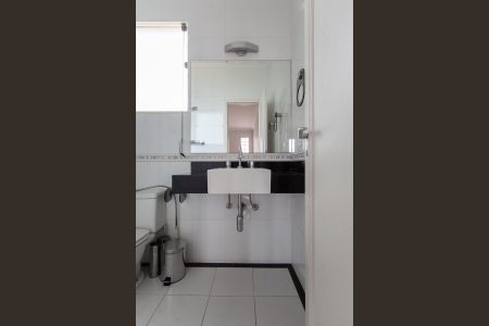 Casa de condomínio para alugar com 310m², 3 quartos e 4 vagas Casa de condomínio para alugar com 310m², 3 quartos e 4 vagasBanheiro Social 1