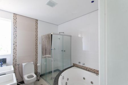 Casa de condomínio para alugar com 310m², 3 quartos e 4 vagas Casa de condomínio para alugar com 310m², 3 quartos e 4 vagasBanheiro da Suíte