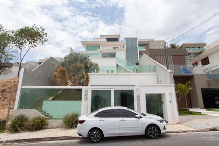 Casa de condomínio para alugar com 310m², 3 quartos e 4 vagas Casa de condomínio para alugar com 310m², 3 quartos e 4 vagasFachada