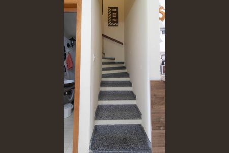 Casa de condomínio à venda com 148m², 3 quartos e 3 vagasEscada