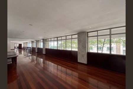 Apartamento à venda com 205m², 4 quartos e 4 vagas Apartamento à venda com 205m², 4 quartos e 4 vagasÁrea comum - salão de festas