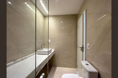 Apartamento à venda com 205m², 4 quartos e 4 vagas Apartamento à venda com 205m², 4 quartos e 4 vagasBanheiro da Suíte 3