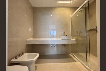 Apartamento à venda com 205m², 4 quartos e 4 vagas Apartamento à venda com 205m², 4 quartos e 4 vagasBanheiro da Suíte 2