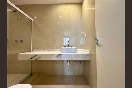 Apartamento à venda com 205m², 4 quartos e 4 vagas Apartamento à venda com 205m², 4 quartos e 4 vagasBanheiro da Suíte 3