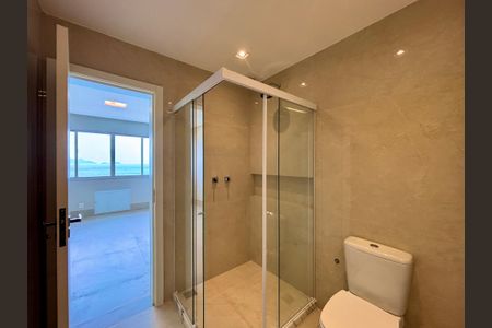 Apartamento à venda com 205m², 4 quartos e 4 vagas Apartamento à venda com 205m², 4 quartos e 4 vagasBanheiro da Suíte 1