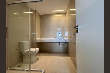 Apartamento à venda com 205m², 4 quartos e 4 vagas Apartamento à venda com 205m², 4 quartos e 4 vagasBanheiro da Suíte 1