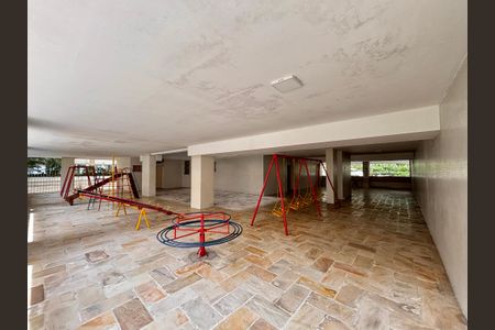 Apartamento à venda com 205m², 4 quartos e 4 vagas Apartamento à venda com 205m², 4 quartos e 4 vagasÁrea comum - playground