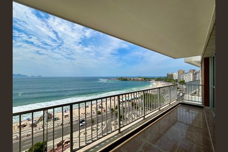 Apartamento à venda com 205m², 4 quartos e 4 vagas Apartamento à venda com 205m², 4 quartos e 4 vagasVaranda da sala