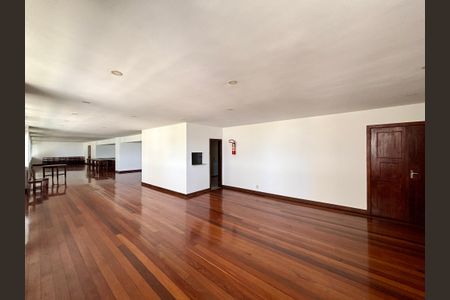 Apartamento à venda com 205m², 4 quartos e 4 vagas Apartamento à venda com 205m², 4 quartos e 4 vagasÁrea comum - salão de festas