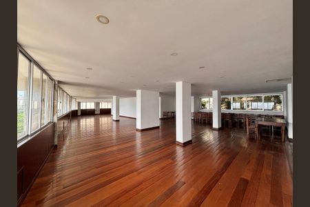 Apartamento à venda com 205m², 4 quartos e 4 vagas Apartamento à venda com 205m², 4 quartos e 4 vagasÁrea comum - salão de festas