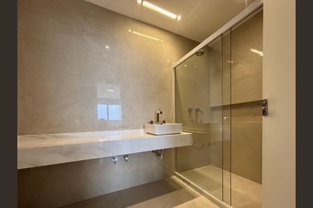 Apartamento à venda com 205m², 4 quartos e 4 vagas Apartamento à venda com 205m², 4 quartos e 4 vagasBanheiro da Suíte 2