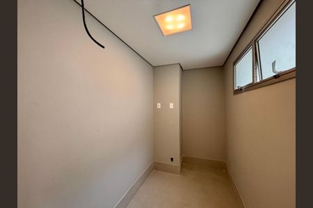 Apartamento à venda com 205m², 4 quartos e 4 vagas Apartamento à venda com 205m², 4 quartos e 4 vagasQuarto de Serviço