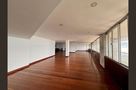 Apartamento à venda com 205m², 4 quartos e 4 vagas Apartamento à venda com 205m², 4 quartos e 4 vagasÁrea comum - salão de festas