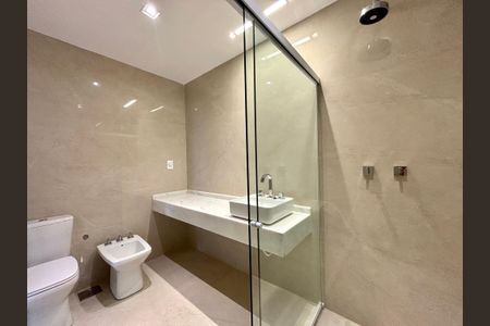 Apartamento à venda com 205m², 4 quartos e 4 vagas Apartamento à venda com 205m², 4 quartos e 4 vagasBanheiro da Suíte 2