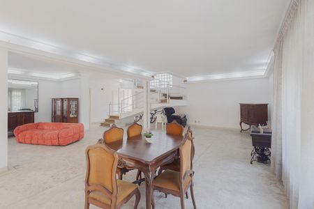 Casa à venda com 418m², 4 quartos e 8 vagasSala