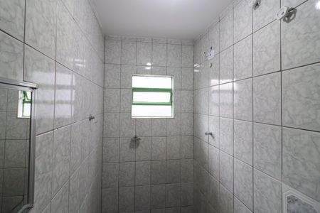 Banheiro de casa para alugar com 2 quartos, 45m² em Três Montanhas, Osasco