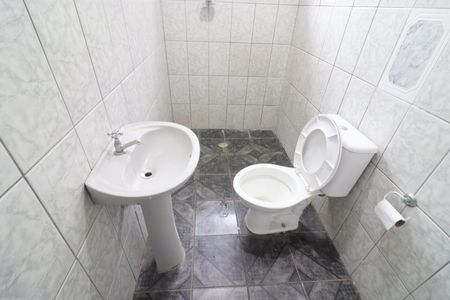 Banheiro de casa para alugar com 2 quartos, 45m² em Três Montanhas, Osasco