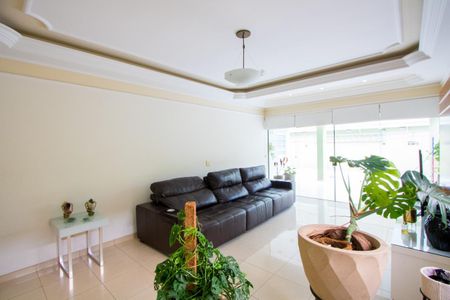 Casa à venda com 347m², 4 quartos e 6 vagasSala