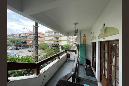 Casa à venda com 550m², 3 quartos e 5 vagas Casa à venda com 550m², 3 quartos e 5 vagasVaranda 2