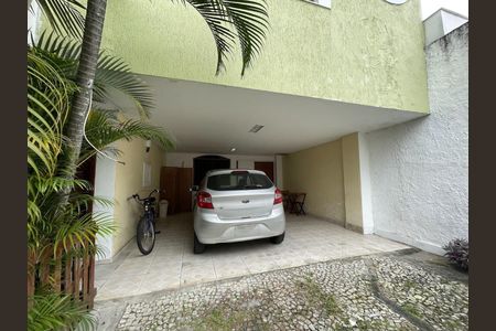 Casa à venda com 550m², 3 quartos e 5 vagas Casa à venda com 550m², 3 quartos e 5 vagasGaragem
