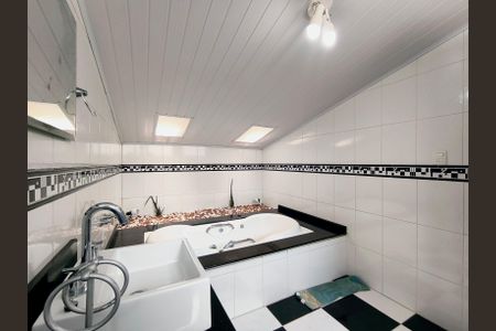 Casa de condomínio à venda com 374m², 2 quartos e 7 vagasBanheiro da Suíte 1