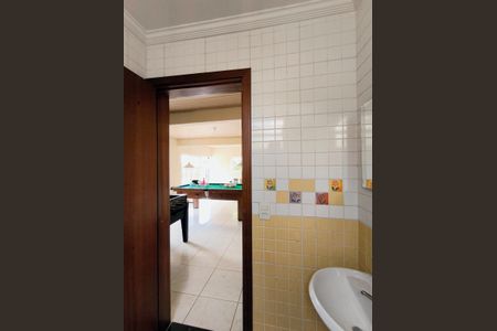 Casa de condomínio à venda com 374m², 2 quartos e 7 vagasÁrea comum - Banheiro do Salão