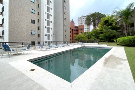 Apartamento à venda com 180m², 4 quartos e 4 vagas Apartamento à venda com 180m², 4 quartos e 4 vagasÁrea comum - Piscina