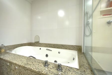 Apartamento à venda com 180m², 4 quartos e 4 vagas Apartamento à venda com 180m², 4 quartos e 4 vagasBanheiro da Suíte 1