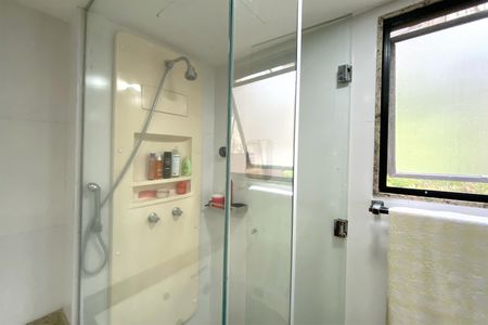 Apartamento à venda com 180m², 4 quartos e 4 vagas Apartamento à venda com 180m², 4 quartos e 4 vagasBanheiro da Suíte 1