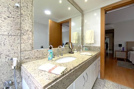 Apartamento à venda com 180m², 4 quartos e 4 vagas Apartamento à venda com 180m², 4 quartos e 4 vagasBanheiro da Suíte 1