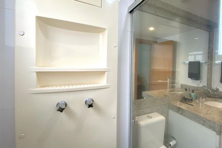 Apartamento à venda com 180m², 4 quartos e 4 vagas Apartamento à venda com 180m², 4 quartos e 4 vagasBanheiro da Suíte 2