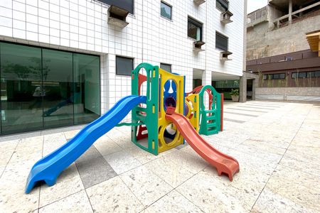 Apartamento à venda com 180m², 4 quartos e 4 vagas Apartamento à venda com 180m², 4 quartos e 4 vagasÁrea comum - Playground