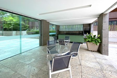 Apartamento à venda com 180m², 4 quartos e 4 vagas Apartamento à venda com 180m², 4 quartos e 4 vagasÁrea comum - Churrasqueira