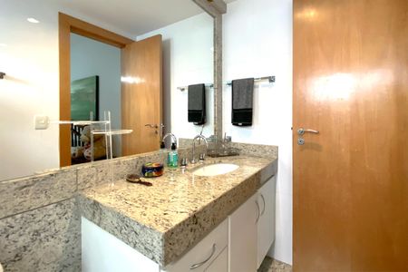 Apartamento à venda com 180m², 4 quartos e 4 vagas Apartamento à venda com 180m², 4 quartos e 4 vagasBanheiro da Suíte 2