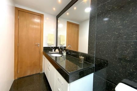 Apartamento à venda com 180m², 4 quartos e 4 vagas Apartamento à venda com 180m², 4 quartos e 4 vagasBanheiro