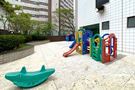 Apartamento à venda com 180m², 4 quartos e 4 vagas Apartamento à venda com 180m², 4 quartos e 4 vagasÁrea comum - Playground